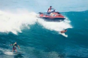 JETSKI TABRAK SURFER DI ULUWATU