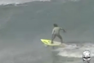 Surfer kecil yang pemberani