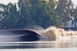 KELLY SLATER MEMILIKI KOLAM OMBAK BUATAN!!