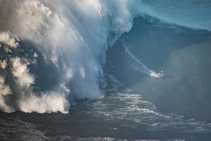 REKOR DUNIA PENAKLUK OMBAK TERTINGGI WANITA DI PEGANG OLEH SURFER BRAZIL MAYA GABEIRA