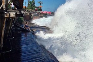 BEBERAPA PANTAI BALI DILANDA BANJIR ROB, BERIKUT SEBAB DAN PENJELASANNYA