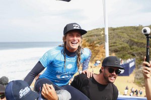 Courtney conlogue memenangkan Rip Curl Pro Bells Beach