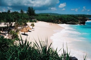 TURIS CHINA TENGGELAM SAAT SELFIE DI DREAM BEACH, NUSA LEMBONGAN