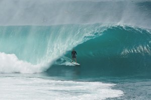 GABRIEL MEDINA ATAU JOHN JOHN FLORENCE ? SIAPA TERDEPAN DI PIPE MASTERS?