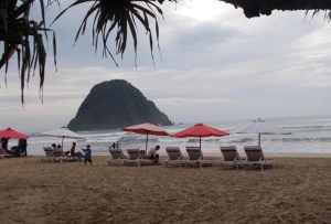 Kompetisi surfing di Pulau Merah