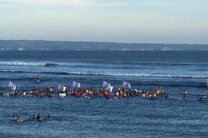 PARA SURFER MELAKUKAN AKSI MENENTANG PROYEK BENOA