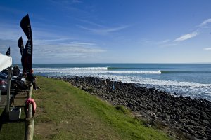 PARA KOMPETITOR GROM SEARCH BERAKSI MAKSIMAL DI RIP CURL PRO RAGLAN