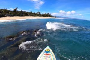 MASON HO SURF DI ATAS BATUAN KARANG TAJAM