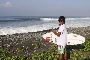 BELAJAR SURFING DI SURFSCHOOL MANG DEDE SURYANA