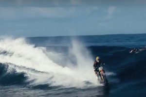 ROBBIE MADDISON BERSELANCAR DENGAN SEPEDA MOTOR