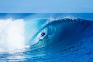 Di heat terakhirnya DI tahapan WSL Fiji Pro, Taj menghadirkan pertarungan sengit melawan John John Florence