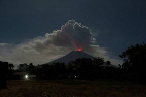 GUNUNG AGUNG KEMBALI ERUPSI, LAVA PIJAR TAMPAK MENGERIKAN TERLONTAR SEJAUH 2 KM