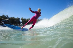 SURFER WANITA INSPIRATIF BERUSIA 70 TAHUN