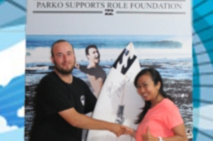 Joel Parkinson memberikan surfboard untuk kebersihan di Bali
