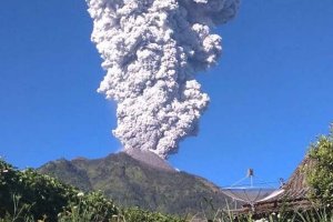 GUNUNG MERAPI KEMBALI MELETUS, VIDEO AMATIR SAAT KEJADIAN TEREKAM OLEH SEORANG PENDAKI