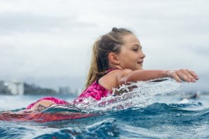 BOCAH PEREMPUAN BERUSIA 9 TAHUN SURFING DI OMBAK GANAS MENTAWAI