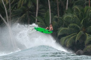 DEDE SURYANA MENIKMATI SURGA OMBAK DI NIPUSSI, MENTAWAI