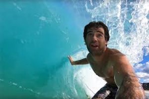 MASON HO LINCAH SURFING DIATAS KARANG