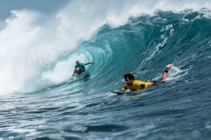 BERSIAP UNTUK QUIKSILVER ULUWATU CHALLENGE, BERSELANCAR DENGAN PARA LEGEND