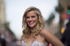 ARTIS HOLLYWOOD Reese Witherspoon Berselancar