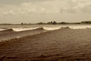 Fenomena alam ombak &quot;7 ghosts&quot; di sungai Sumatra terjadi lagi dan terekam kamera di bulan Maret kemarin.