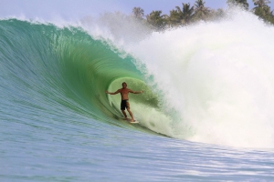 SELANCAR DI PANTAI LAGUNDRI DAN SORAKE(NIAS)