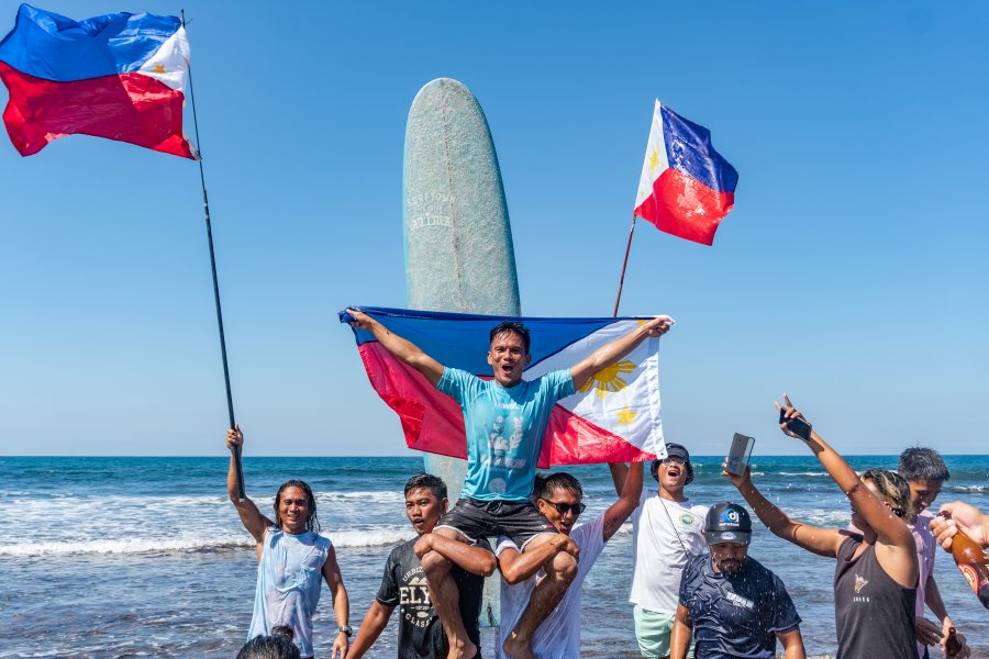 Pesaing lokal Rogelio Jr Esquivel (PHL) setelah memenangkan Longboard La Union International Pro