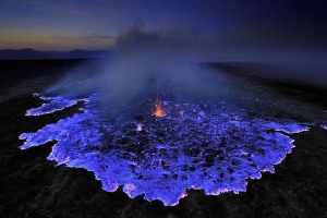 MANJAI MATAMU DENGAN PEMANDANGAN KAWAH IJEN