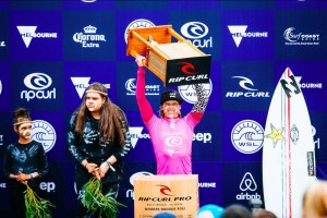 COURTNEY CONLOGUE MENJUARAI RIP CURL WOMEN’S PRO BELLS BEACH 2017