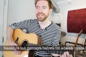 SAKING CINTA DENGAN INDONESIA, BULE NORWEGIA INI MEMBUAT LAGU UNTUK NASI PADANG DAN KOMODO