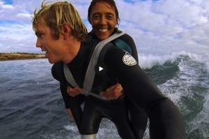 Wanita Paraplegic diajak bermain surfing