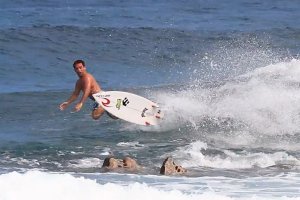 SURFING DI ATAS KARANG BUKAN HAL MUSTAHIL BAGI MASON HO