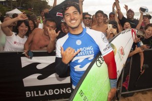 GABRIEL MEDINA KALAHKAN JOHN JOHN DALAM PEMBAYARAN TERBAIK SELAMA TUR WSL 2017