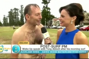 Pertama kalinya Seorang Menteri bermain surfing
