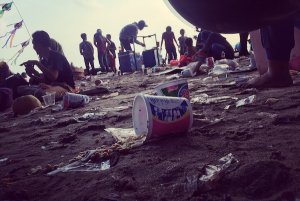 SAMPAH DAN MANUSIA BERSATU DI PANTAI CARITA