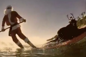 Santa bermain surfing
