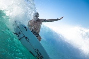 MICK FANNING ALAMI CEDERA KETIKA BERSELANCAR DI AFRIKA SELATAN