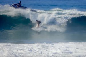 Koby Abberton dan CIA menjelajahi lempengan dalam mode Step-Offs  Di Pantai Timur Bali