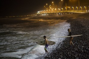 SURFING MALAM HARI DI LA PAMPILLA - PERU