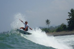 PARA GROM BERTARUNG SENGIT DI RIP CURL GROM SEARCH SERI 2 DI CIMAJA