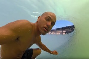 KELLY SLATER ASIK BERCENGKRAMA DENGAN KOLAM OMBAK BUATAN TERSEMPURNA MILIKNYA