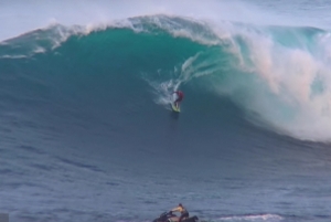 KELLY SLATER TAKLUKAN OMBAK JAWS