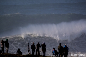 GIANT WAVES DI NAZARÉ KEMARIN