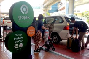 Driver Go-Car menolak mengangkut surfboard seorang turis di Jakarta.
