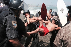 PERU : SURFERS BENTROK DENGAN POLISI ANTI HURU HARA