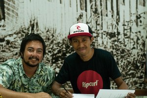 SKATEBOARDER NASIONAL DEWA OKA MENANDATANGANI KONTRAK LANJUTAN KERJASAMA BERSAMA RIP CURL