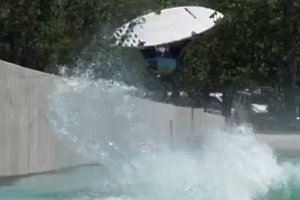 TERNYATA DI WAVEPOOL JUGA BISA BACKFLIP