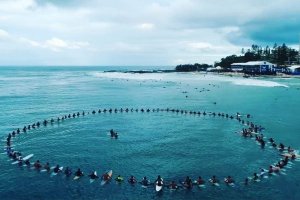 CARA UNIK SURFER MEMBERIKAN PENGHORMATAN TERAKHIR UNTUK KEMATIAN SURFER LAIN