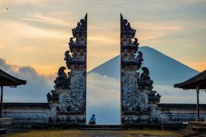 GUBERNUR BALI YAKINKAN BAHWA PULAU DEWATA MASIH AMAN UNTUK DIKUNJUNGI