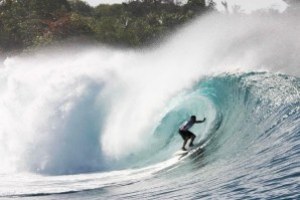 MENTAWAI OMBAK KELAS DUNIA DITUNGGANGI SURFER PRO MANCANEGARA